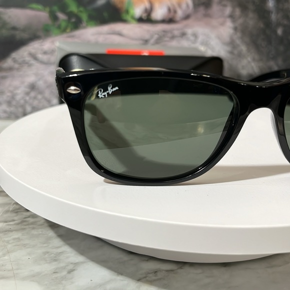 RAY-BAN SUNGLASSES. NEW WITH CASE AND BOX. MADE IN ITALY - Picture 3 of 16